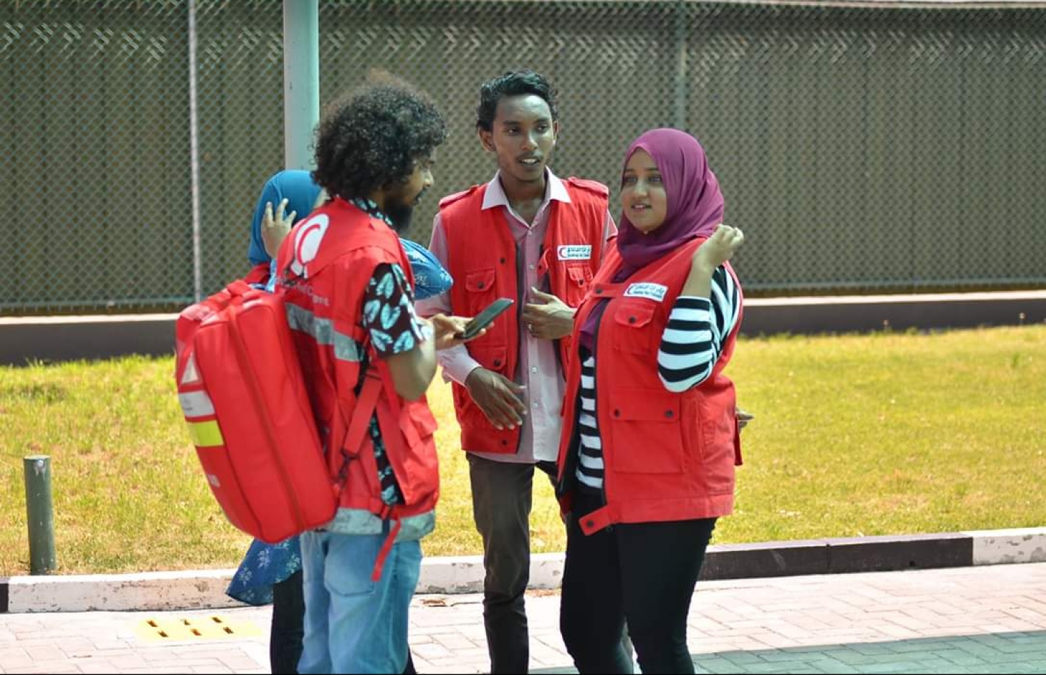 މާޗް 12، 2019: ގަމަށް ދިޔަ މޯލްޑިވިއަންގެ މަތިންދާބޯޓެއްގެ ލޭންޑިން ގިއަރު ތިރި ނުކުރެވި އިމަޖެންސީ ހާލަތުގައި ޖެއްސި އިރު އެއާޕޯޓްގައި ދިވެހި ރެޑް ކްރެސެންޓުގެ މެންބަރުން. -- ފޮޓޯ: ޒޫމްސް ފޮޓޯގްރަފީ