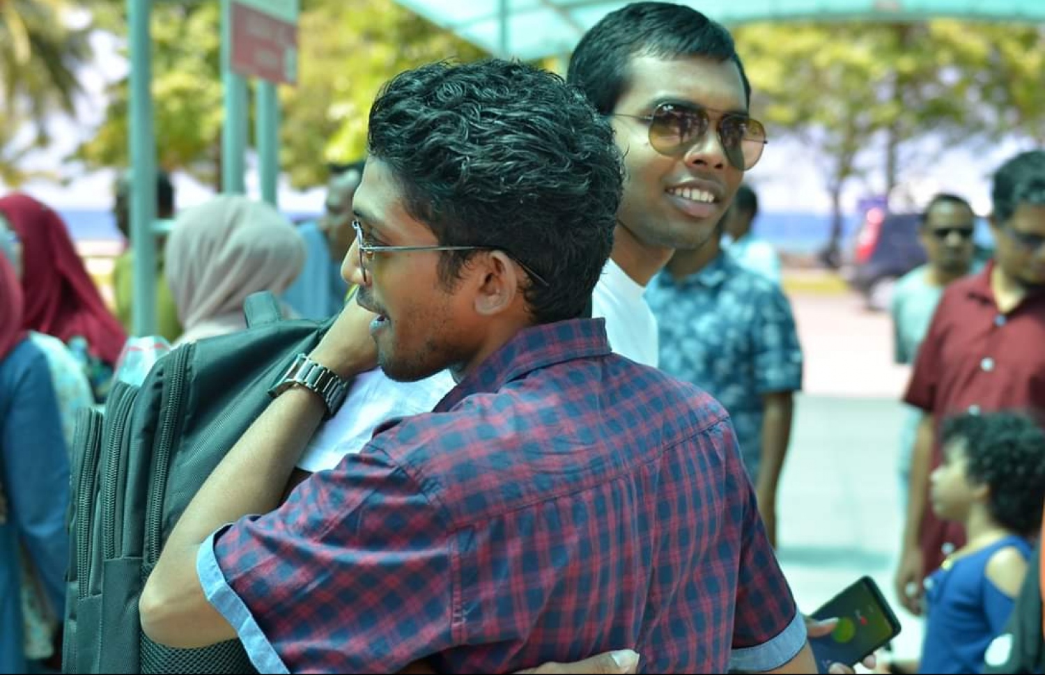 މާޗް 12، 2019: ގަމަށް ދިޔަ މޯލްޑިވިއަންގެ މަތިންދާބޯޓެއްގެ ލޭންޑިން ގިއަރު ތިރި ނުކުރެވި އިމަޖެންސީ ހާލަތުގައި ޖެއްސުމަށް ފަހު ފަސިންޖަރުން ޓާމިނަލުން ނިކުމެގެން އަންނައިރު، އާއިލާ އާއި އެކުވެރިން މަރުހަބާ ކިޔަނީ. -- ފޮޓޯ: ޒޫމްސް ފޮޓޯގްރަފީ