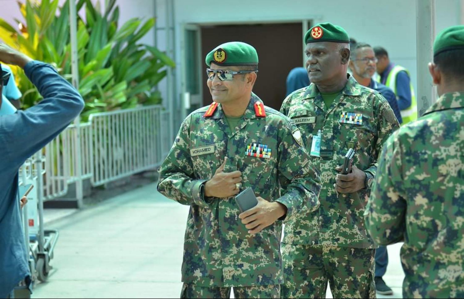 މާޗް 12، 2019: ގަމަށް ދިޔަ މޯލްޑިވިއަންގެ މަތިންދާބޯޓެއްގެ ލޭންޑިން ގިއަރު ތިރި ނުކުރެވި އިމަޖެންސީ ހާލަތުގައި ޖެއްސި އިރު އެއާޕޯޓްގައި ހަރަކާތްތެރިވި ބައެއް ސިފައިން. -- ފޮޓޯ: ޒޫމްސް ފޮޓޯގްރަފީ