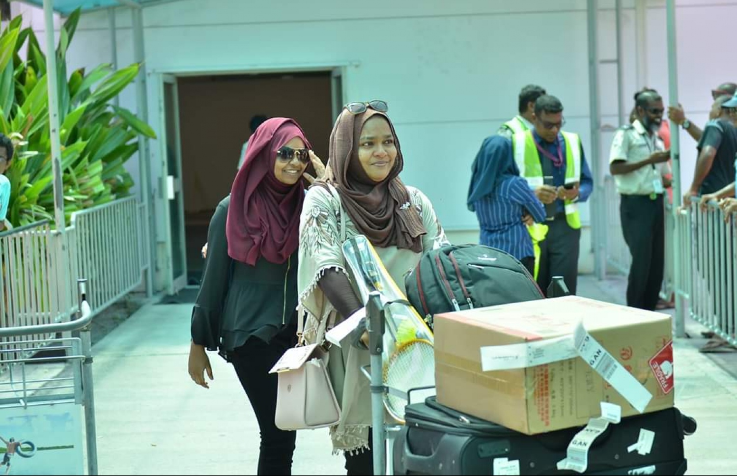 މާޗް 12، 2019: ގަމަށް ދިޔަ މޯލްޑިވިއަންގެ މަތިންދާބޯޓެއްގެ ލޭންޑިން ގިއަރު ތިރި ނުކުރެވި އިމަޖެންސީ ހާލަތުގައި ޖެއްސުމަށް ފަހު ފަސިންޖަރުން ޓާމިނަލުން ނިކުމެގެން އަންނަނީ. -- ފޮޓޯ: ޒޫމްސް ފޮޓޯގްރަފީ