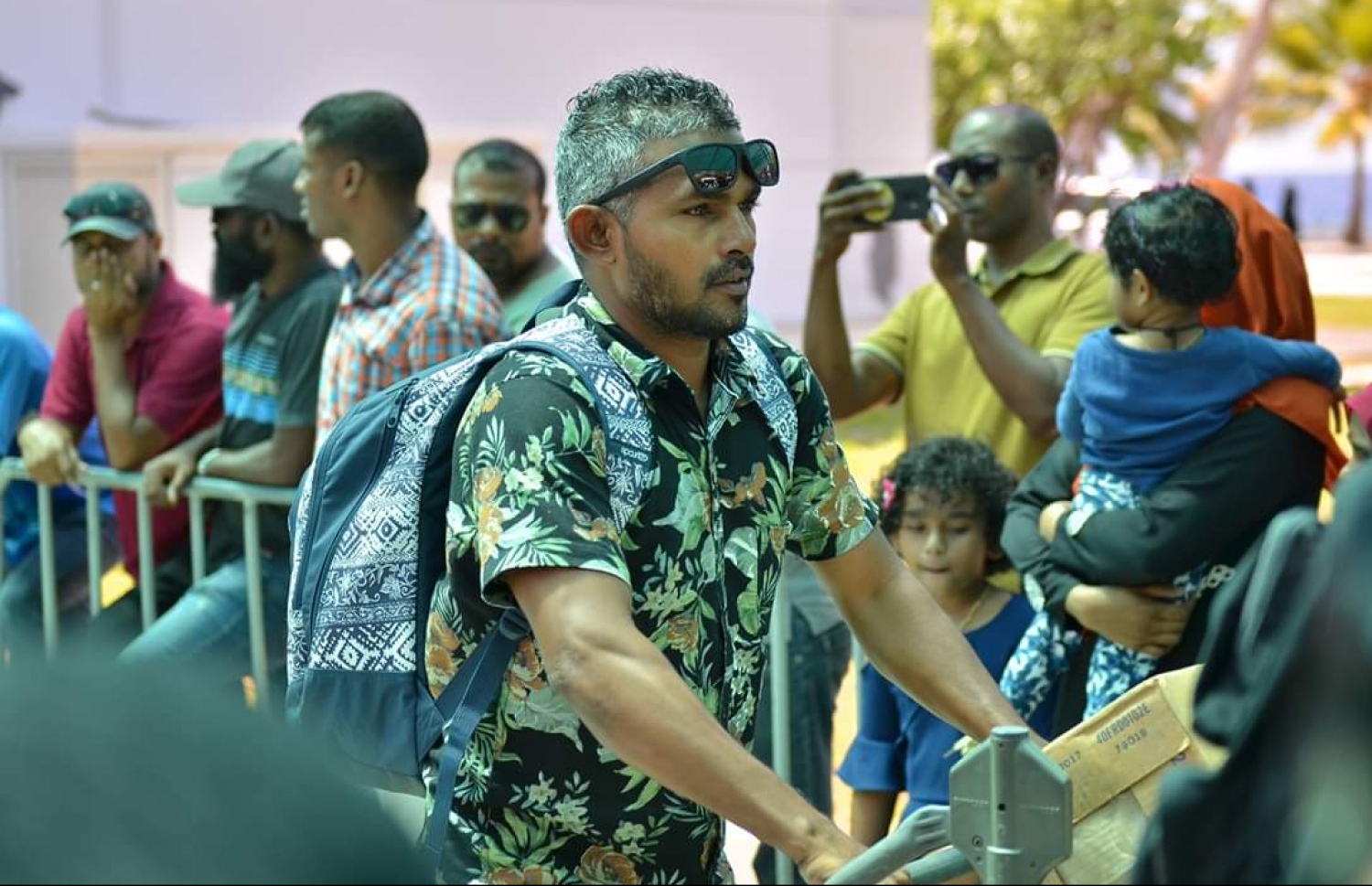 މާޗް 12، 2019: ގަމަށް ދިޔަ މޯލްޑިވިއަންގެ މަތިންދާބޯޓެއްގެ ލޭންޑިން ގިއަރު ތިރި ނުކުރެވި އިމަޖެންސީ ހާލަތުގައި ޖެއްސުމަށް ފަހު ފަސިންޖަރުން ޓާމިނަލުން ނިކުމެގެން އަންނަނީ. -- ފޮޓޯ: ޒޫމްސް ފޮޓޯގްރަފީ