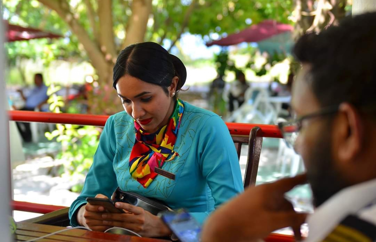 މާޗް 12، 2019: ގަމަށް ދިޔަ މޯލްޑިވިއަންގެ މަތިންދާބޯޓެއްގެ ލޭންޑިން ގިއަރު ތިރި ނުކުރެވި އިމަޖެންސީ ހާލަތުގައި ޖެއްސުމަށް ފަހު އޭގެ ކްރޫން ބޯޓުން ފައިބައި، އެއާޕޯޓްގައި މަޑުކޮށްލައިގެން. -- ފޮޓޯ: ޒޫމްސް ފޮޓޯގްރަފީ