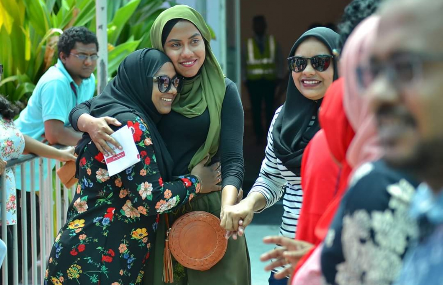 މާޗް 12، 2019: ގަމަށް ދިޔަ މޯލްޑިވިއަންގެ މަތިންދާބޯޓެއްގެ ލޭންޑިން ގިއަރު ތިރި ނުކުރެވި އިމަޖެންސީ ހާލަތުގައި ޖެއްސުމަށް ފަހު ފަސިންޖަރުން ޓާމިނަލުން ނިކުމެގެން އަންނަނީ. -- ފޮޓޯ: ޒޫމްސް ފޮޓޯގްރަފީ