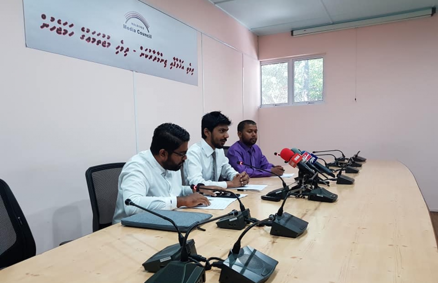 އެމްއެމްސީގައި މިއަދު ބޭއްވި ނޫސްވެރިންގެ ބައްދަލުވުމުގައި އެމްއެމްސީގެ ބައެއް މެމްބަރުން ބައިވެރިވަނީ -- ފޮޓޯ: އެމްއެމްސީ