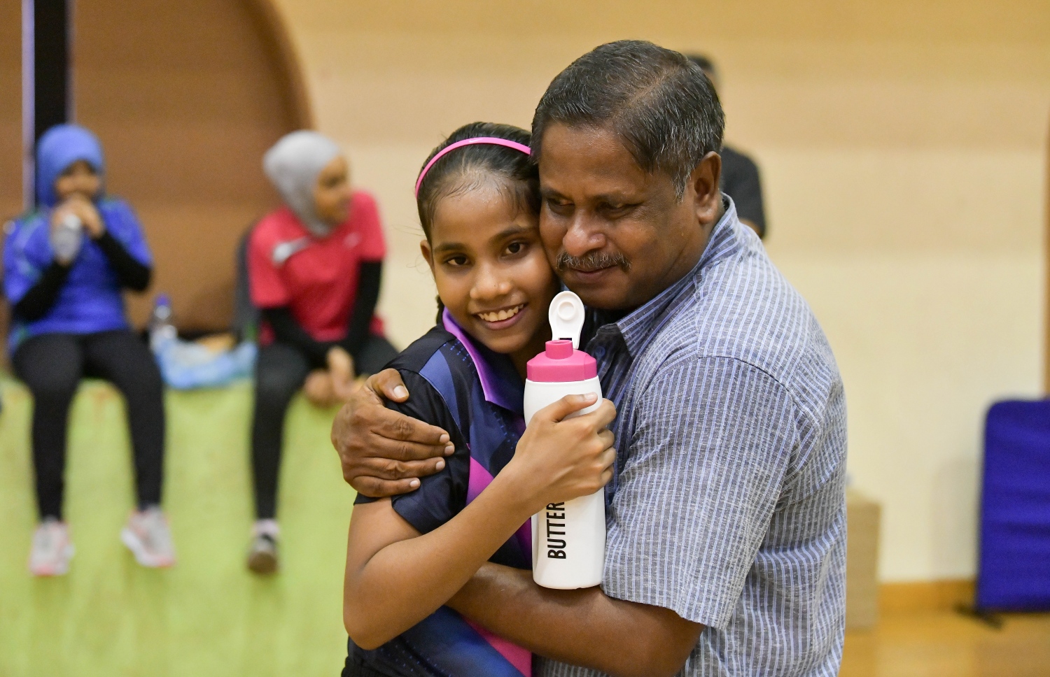 ދީމާ ގައުމީ ފައިނަލް ކާމިޔާބުކުރުމުން އޭނާގެ ބައްޕަ ބައްދާލަނީ. --ފޮޓޯ: ނިޝާން އަލީ/ މިހާރު