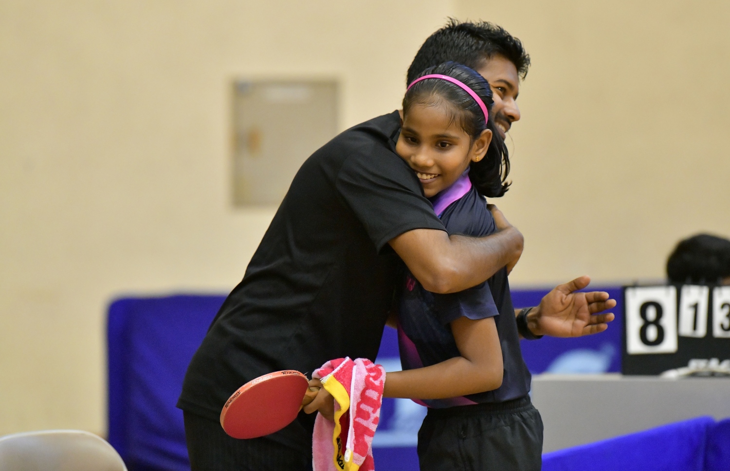 މި އަހަރުގެ ގައުމީ މުބާރާތުގެ އަންހެން ސިންގަލްސް ފައިނަލަށް ފަހު ދީމާގެ ކޯޗު ޝިއުރީ (ވ) މަރުހަބާ ކިޔަނީ. --ފޮޓޯ: ނިޝާން އަލީ/ މިހާރު