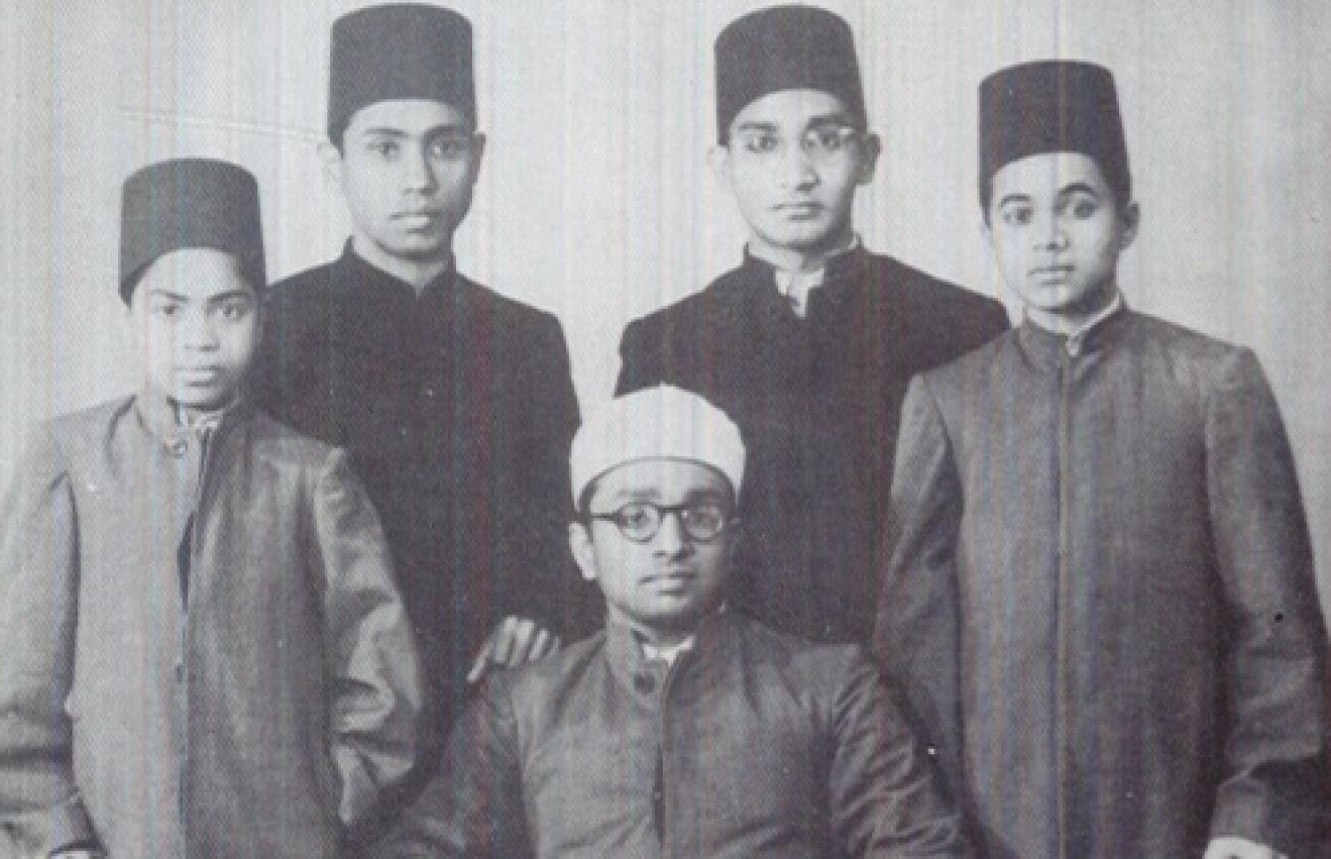 މުހައްމަދު ޖަމީލް ދީދީ (މ) މިސްރުގައި ކިޔަވާވިދާޅުވާން ތިއްބެވި ދިވެހި ދަރިވަރުންނާ އެކު. (ކ-ވ) މައުމޫން އަބްދުލްގައްޔޫމް، އަހުމަދު ޝާތިރު، މޫސާ ފަތުހީ އަދި ހާމިދު ފަހުމީ.