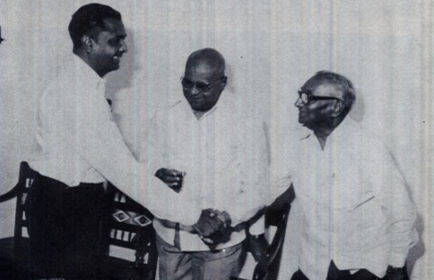 މުހައްމަދު ޖަމީލް ދީދީގެ ކައިވެނިފުޅަށް 50 އަހަރު ފުރުމުގެ މުނާސަބަތުގައި ބޭއްވެވި ހަފުލާ އަށް އަބްދުއްސައްތާރު މޫސާ ދީދީ (ވ) އާއި އިބްރާހިމް ޝިހާބަށް (މ) މަރުހަބާ ދަންނަވަނީ.