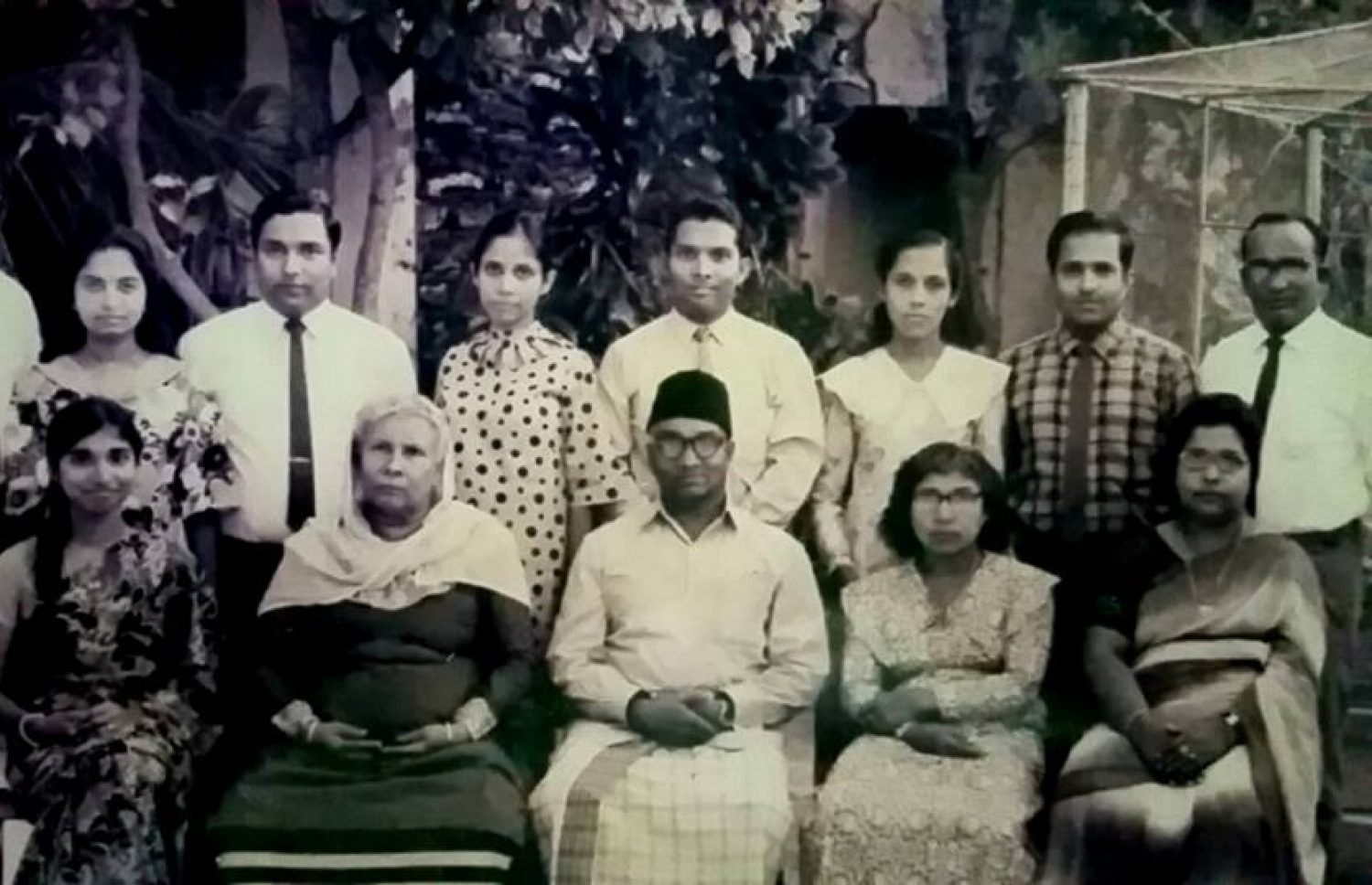 މުހައްމަދު ޖަމީލް ދީދީ (މ) އަނބިކަނބަލުންނާއި ބޭބޭފުޅުންނާ އެކު.