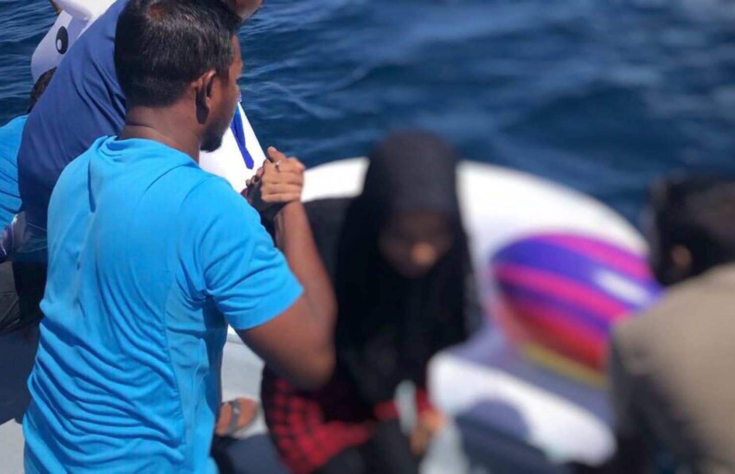 ސީ ބެޑެއްގައި އޮޔާ ދިޔަ އަންހެން މީހާ ސަލާމަތް ކުރުމަށް ފަހު ލޯންޗަށް އަރުވަނީ.