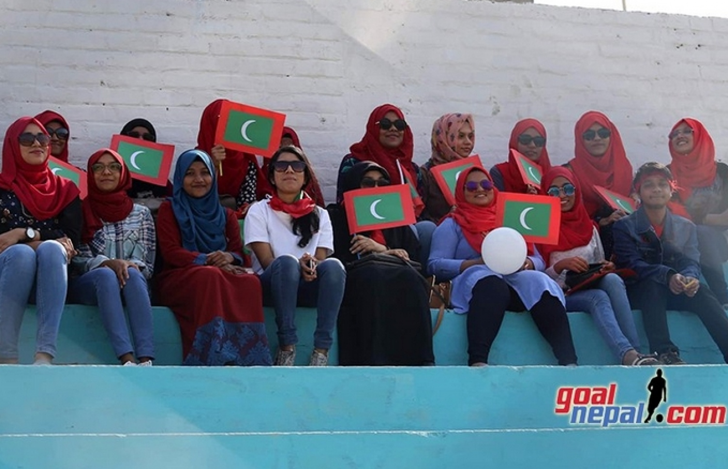 މިއަދުގެ މެޗު ބަލަން ރާއްޖޭގެ ސަޕޯޓަރުން ދަނޑުގައި. -- ފޮޓޯ: ގޯލްނޭޕާލް