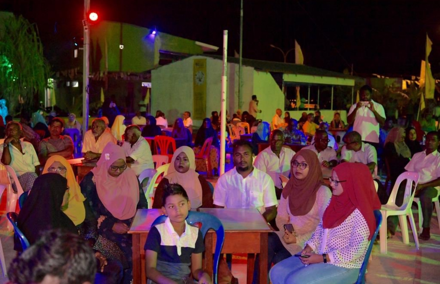 ހިންނަވަރުގައި ބޭއްވި ޖަލްސާގައި ގިނަ ބަޔަކު ބައިވެރިވަނީ. --- ފޮޓޯ: އެމްޑީޕީ
