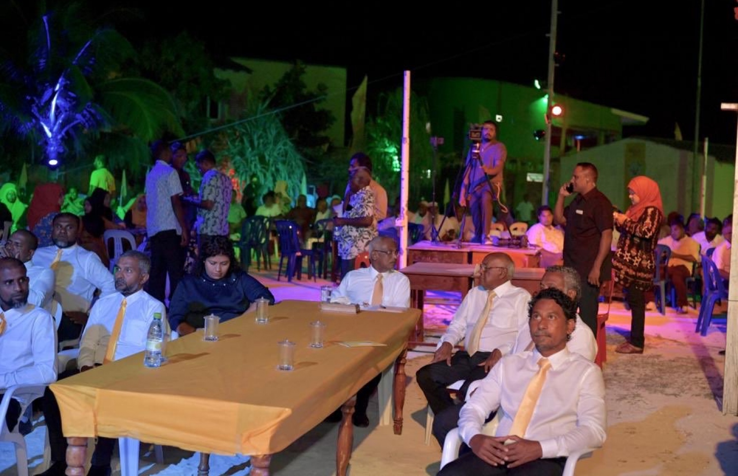 ޅ. ހިންނަވަރުގައި މިރޭ ބޭއްވި ޖަލްސާގައި ރައީސް އިބްރާހިމް މުހައްމަދު ސޯލިހާއި ޅ. އަތޮޅުގެ އެކި ދާއިރާތަކަށް ވާދަކުރައްވާ އެމްޑީޕީގެ ކެންޑިޑޭޓުން. --- ފޮޓޯ: އެމްޑީޕީ