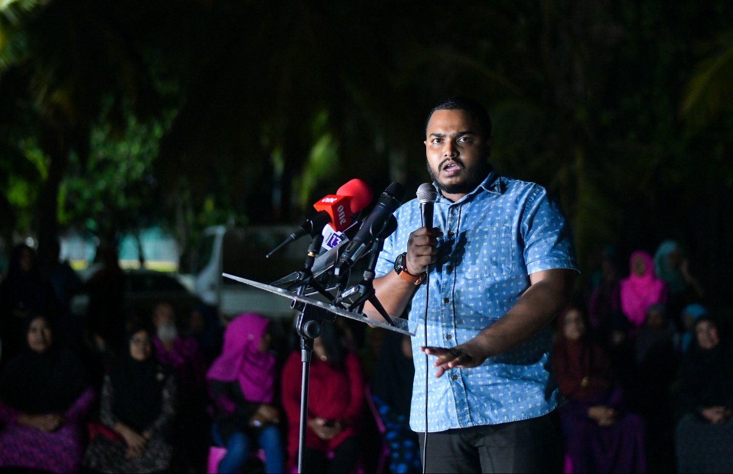 ރާއްޖޭގައި ތިބޭ އިންޑިއާގެ ސިފައިން ބޭލުމަށް ގޮވާލައި އުމަރު އިސްވެ އާޓިފިޝަލް ބީޗު ސަރަހައްދުގައި މިރޭ ބާއްވަން އުޅުއްވި ހަރަކާތުގައި މީހަކު ވާހަކަ ދައްކަވަނީ: ރާއްޖޭގައި ތިބޭ އިންޑިއާ ސިފައިންނާ ދެކޮޅު ހަރަކާތްތަކަށް މި ސަރުކާރުން އެއްވެސް ފުރުސަތެއް އުމަރަށް ނުދިން.---ފޮޓޯ: ހުސައިން ވަހީދު/މިހާރު