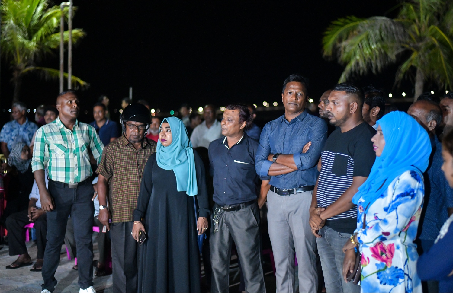 ރާއްޖޭގައި ތިބޭ އިންޑިއާ ސިފައިން ބާލަން ގޮވާލައި މިދިޔަ ހުކުރު ދުވަހުގެ ރޭ އާޓިފިޝަލް ބީޗް ސަރަހައްދުގައި ބޭއްވި ހަރަކާތުގައި އުމަރު އޭނާގެ ސަޕޯޓަރުންނާ އެކު.---ފޮޓޯ: ހުސައިން ވަހީދު/މިހާރު