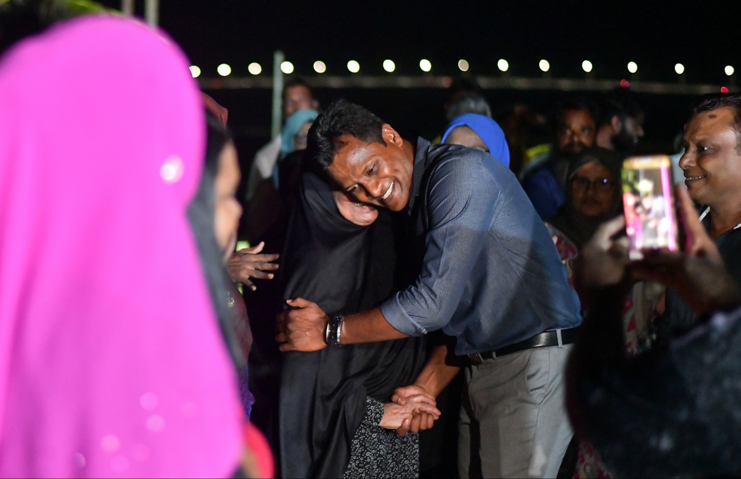 ރާއްޖޭގައި ތިބޭ އިންޑިއާގެ ސިފައިން ބޭލުމަށް ގޮވާލައި އުމަރު އިސްވެ އާޓިފިޝަލް ބީޗު ސަރަހައްދުގައި ރޭ ބާއްވަން އުޅުއްވި ހަރަކާތައް ވަޑައިގެން ސަޕޯޓަރުންނާ އެކު.---ފޮޓޯ: ހުސައިން ވަހީދު/މިހާރު