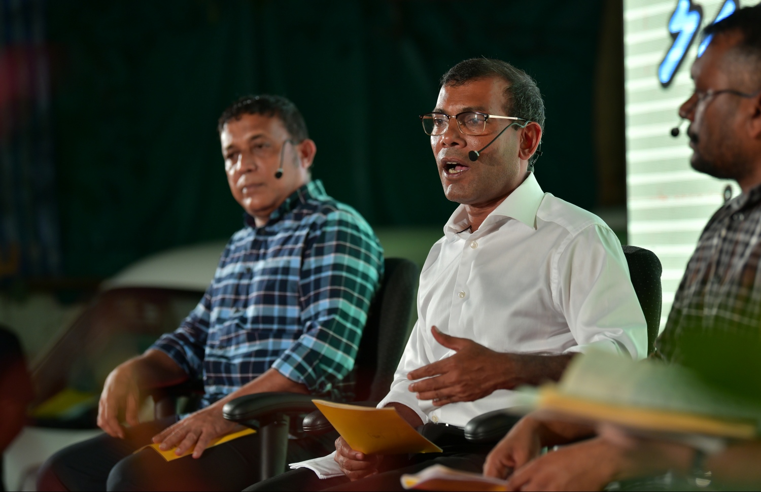 އެޖެންޑާ 19 ގެ ސިޔާސަތުތައް ހާމަކުރެއްވުމަށް ބޭއްވި ބައްދަލުވުމެއްގައި ނަޝީދު ވާހަކަފުޅު ދައްކަވަނީ. --- ފޮޓޯ: މިހާރު