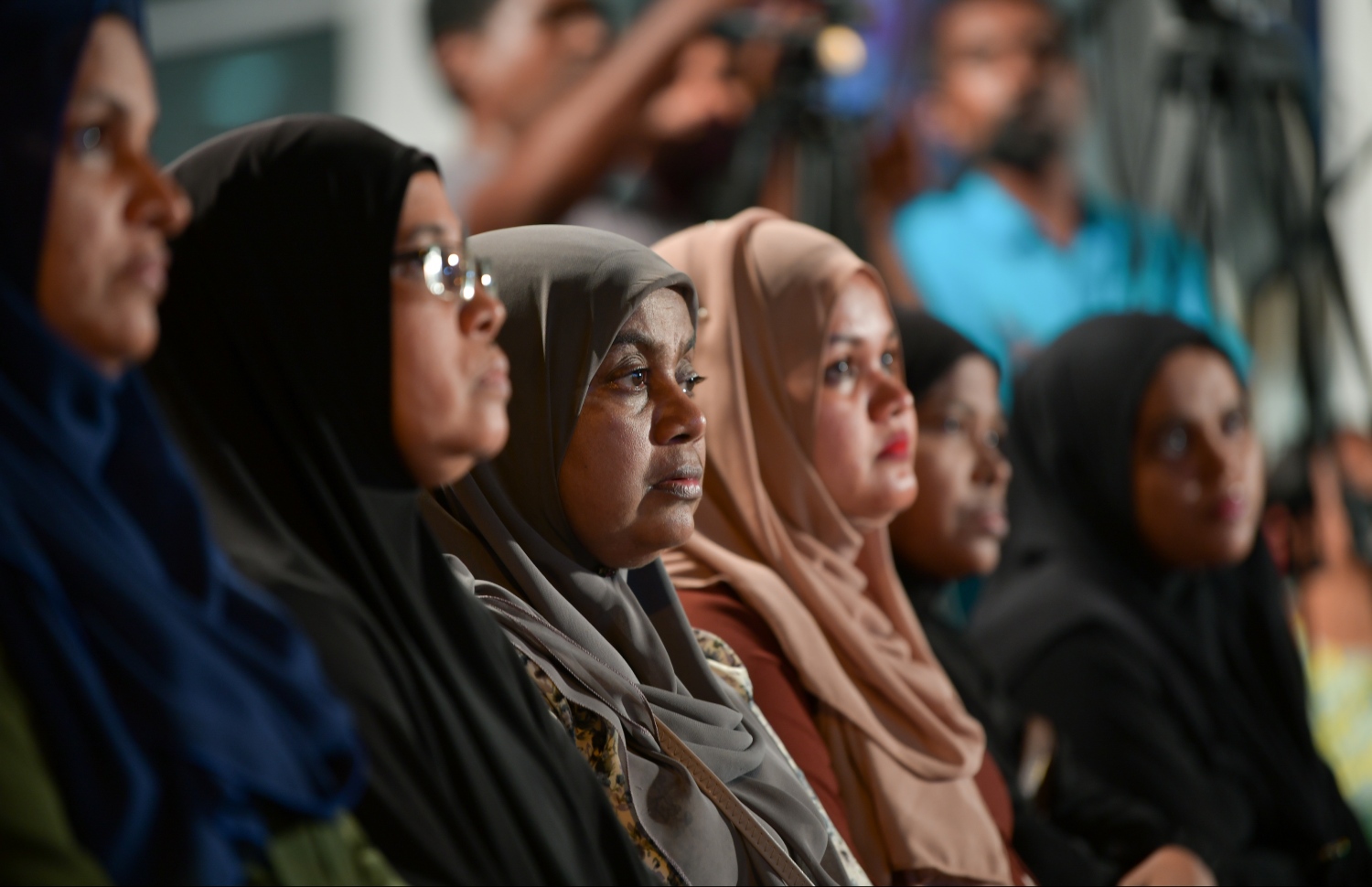 ގާކޮށި ސަރަހައްދުގައި ރޭ ބޭއްވި ޕެނަލް ޑިސްކަޝަންގައި ބައެއް އާންމުން ބައިވެރިވަނީ. --- ފޮޓޯ: ހުސެއިން ވަހީދު/ މިހާރު