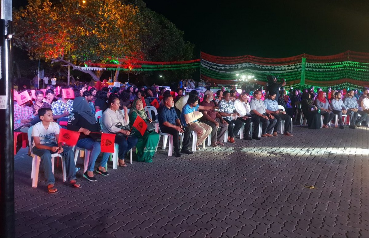 ވިލިމާލެ ދާއިރާ އަށް ވާދަކުރައްވާ ޖަމީލްގެ ކެމްޕެއިން ޖަލްސާގައި ގިނަ ބަޔަކު ބައިވެރިވަނީ.