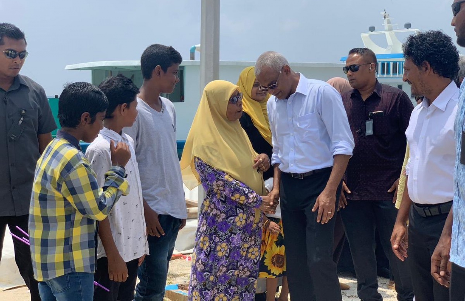 ރައީސް އިބްރާހިމް މުހައްމަދު ސޯލިހް މިއަދު ޅ. ކުރެންދު އަށް ވަޑައިގެން އެ ރަށު ރައްޔިތުންނާ ސަލާމް ކުރައްވަނީ. --- ފޮޓޯ: އެމްޑީޕީ