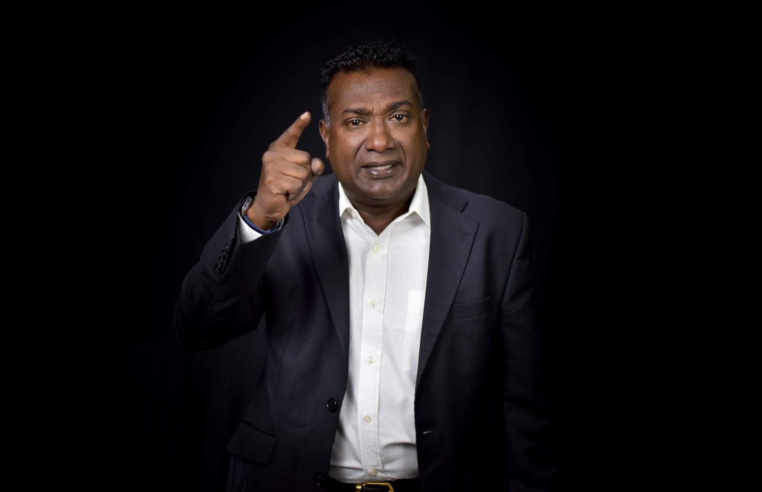 ކާށިދޫ ދާއިރާގެ މެމްބަރު އަބްދުﷲ ޖާބިރު "މިހާރު" އަށް އިންޓަވިއު ދެއްވަނީ. ދެ ވަޒީރަކު މަޖިލީހަށް ހާޒިރުކޮށްދޭން ވަނީ އެދިވަޑައިގެންފަ.--- ފޮޓޯ: މިހާރު