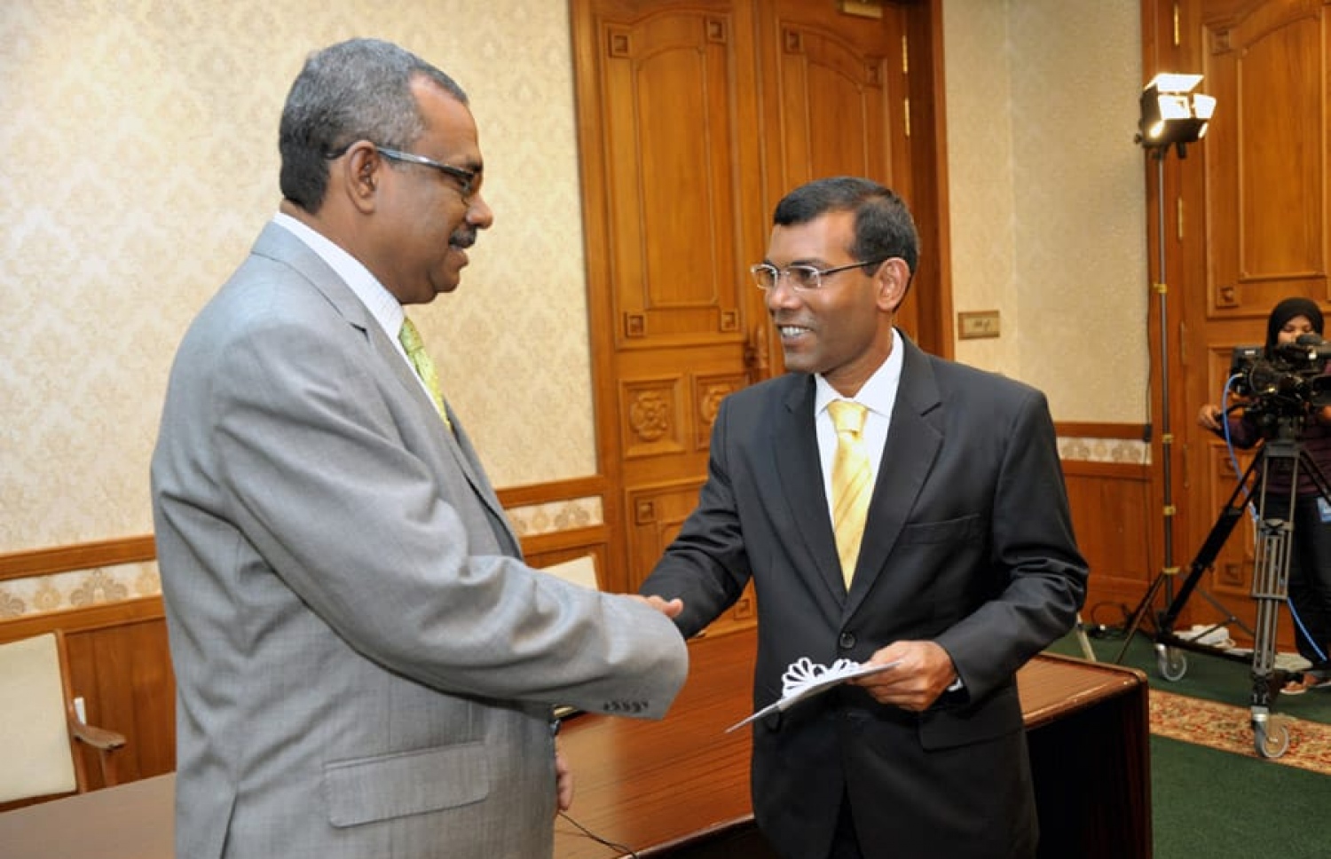 ކުރީގެ ރައީސް ނަޝީދާއި ސަރަނގު އާދަމް މަނިކު ރައީސް އޮފީހުގައި ބައްދަލުކުރައްވަނީ.--ފައިލް ފޮޓޯ