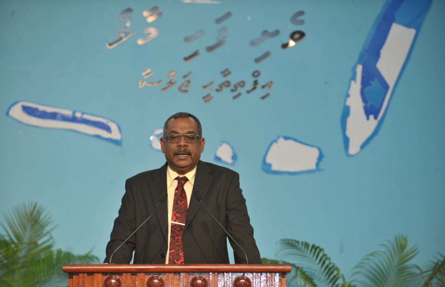 ކުރީގެ ރައީސް ނަޝީދުގެ ވެރިކަމުގައި ހިންގި ވެށި ފަހު މާލެ ޕްރޮގްރާމް އިފުތިތާހު ކުރުމުގެ ޖަލްސާގައި އެޑަމް ވާހަކަ ދައްކަވަނީ.