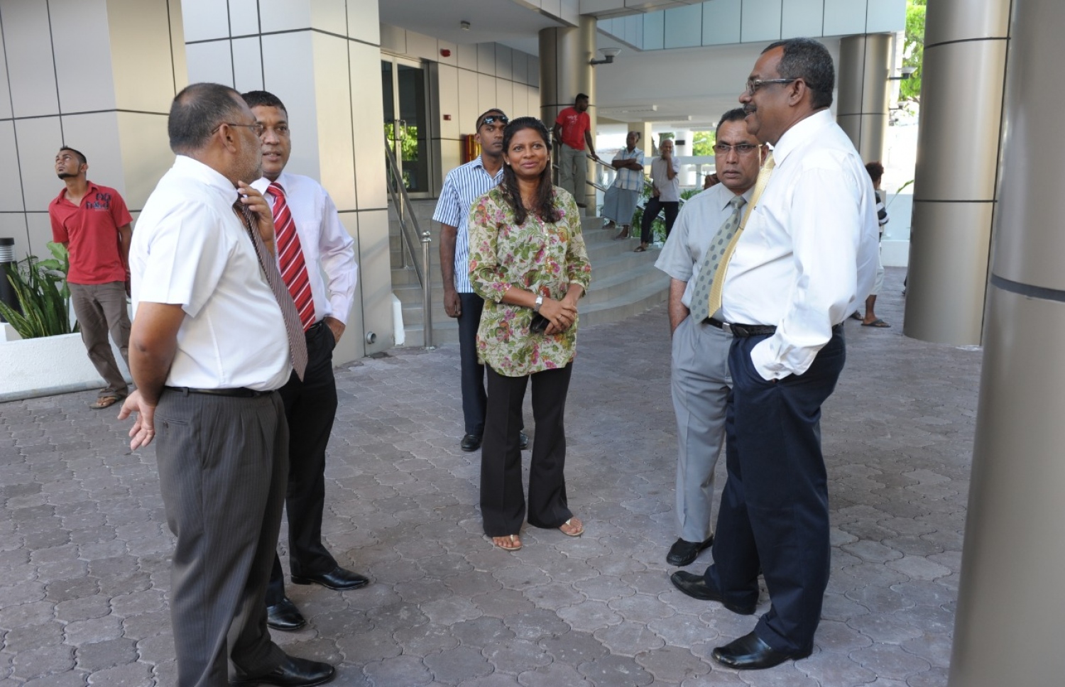 އެޑަމް ކުރީ ސަރުކާރުގެ އިސް ބޭފުޅުންތަކަކާ އެކު -- ފައިލް ފޮޓޯ: މިހާރު