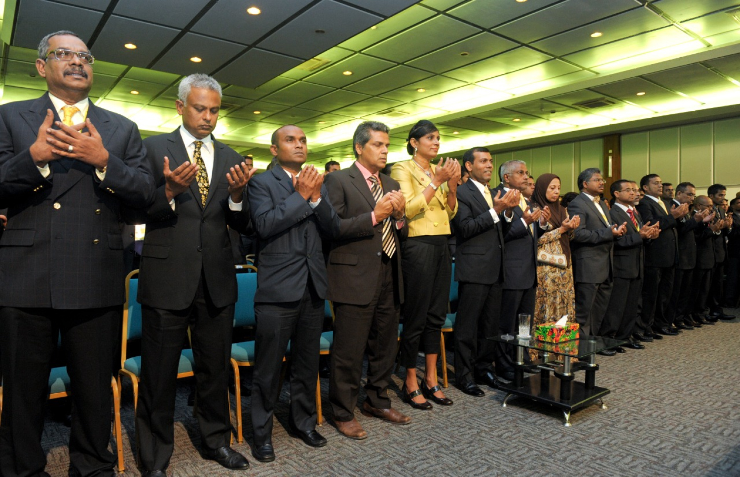 ސަރަނގު އާދަމް މަނިކު، އެމްޑީޕީގެ ބައެއް އިސްބޭފުޅުންނާ އެކު.--- ފައިލް ފޮޓޯ