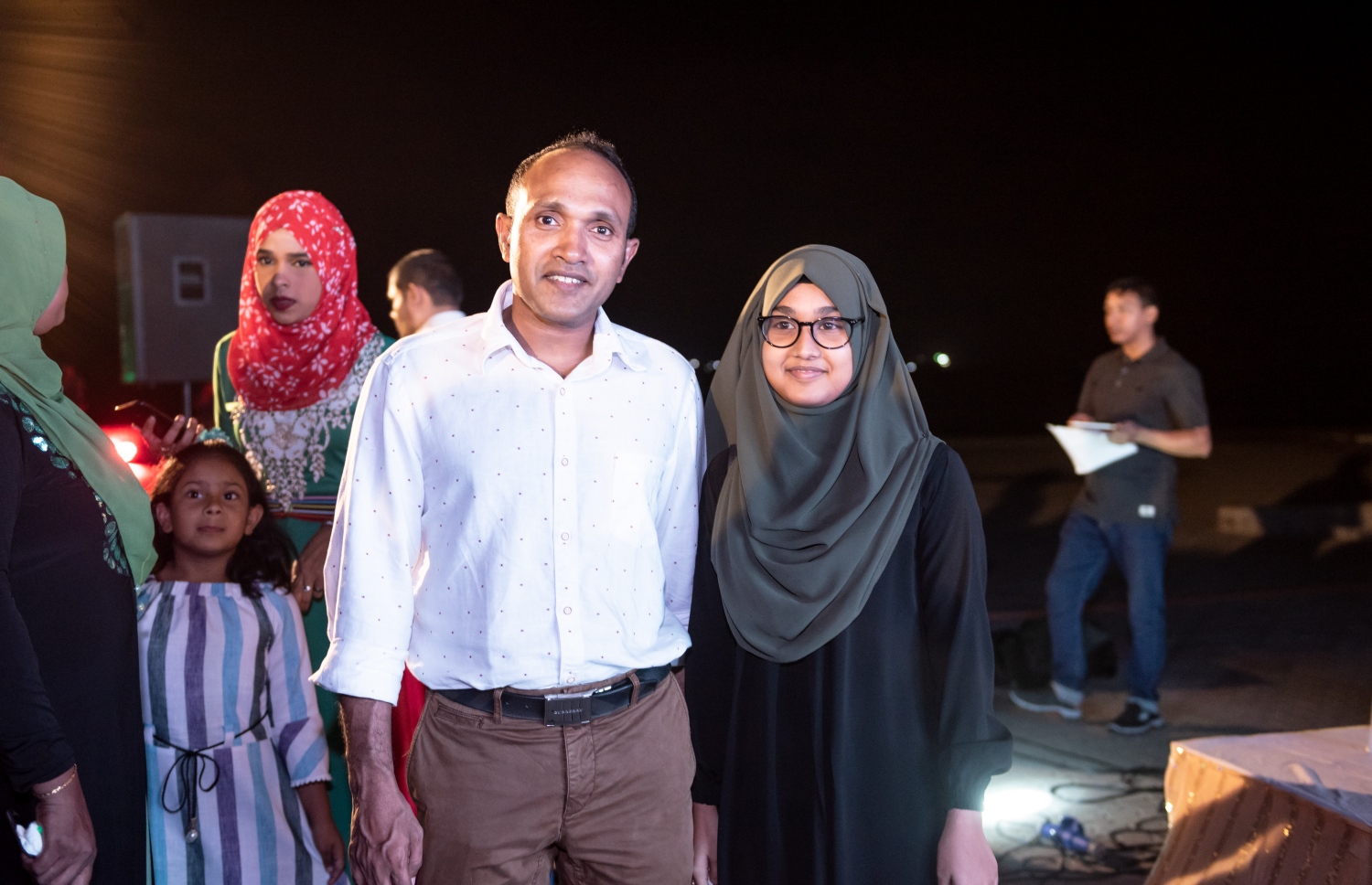 ޖުމްހޫރީ ޕާޓީގެ ޓިކެޓުގައި ވިލިމާލެ ދާއިރާއަށް ކުރިމަތިލައްވާ ކުރީގެ ނައިބު ރައީސް ޖަމީލާއެކު ޒުވާނަކު ފޮޓޯ ނަގަނީ.--ފޮޓޯ: ޖަމީލް ކެމްޕެއިން