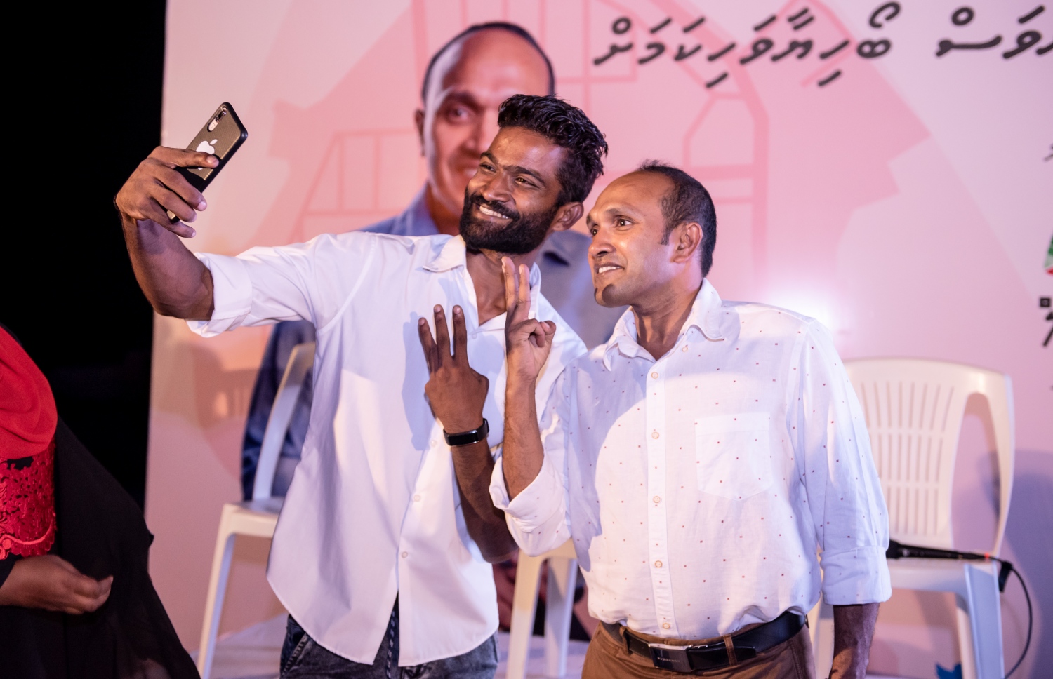 ޖުމްހޫރީ ޕާޓީގެ ޓިކެޓުގައި ވިލިމާލެ ދާއިރާއަށް ކުރިމަތިލައްވާ ކުރީގެ ނައިބު ރައީސް ޖަމީލާއެކު (ކ) މީހަކު ފޮޓޯ ނަގަނީ.--ފޮޓޯ: ޖަމީލް ކެމްޕެއިން