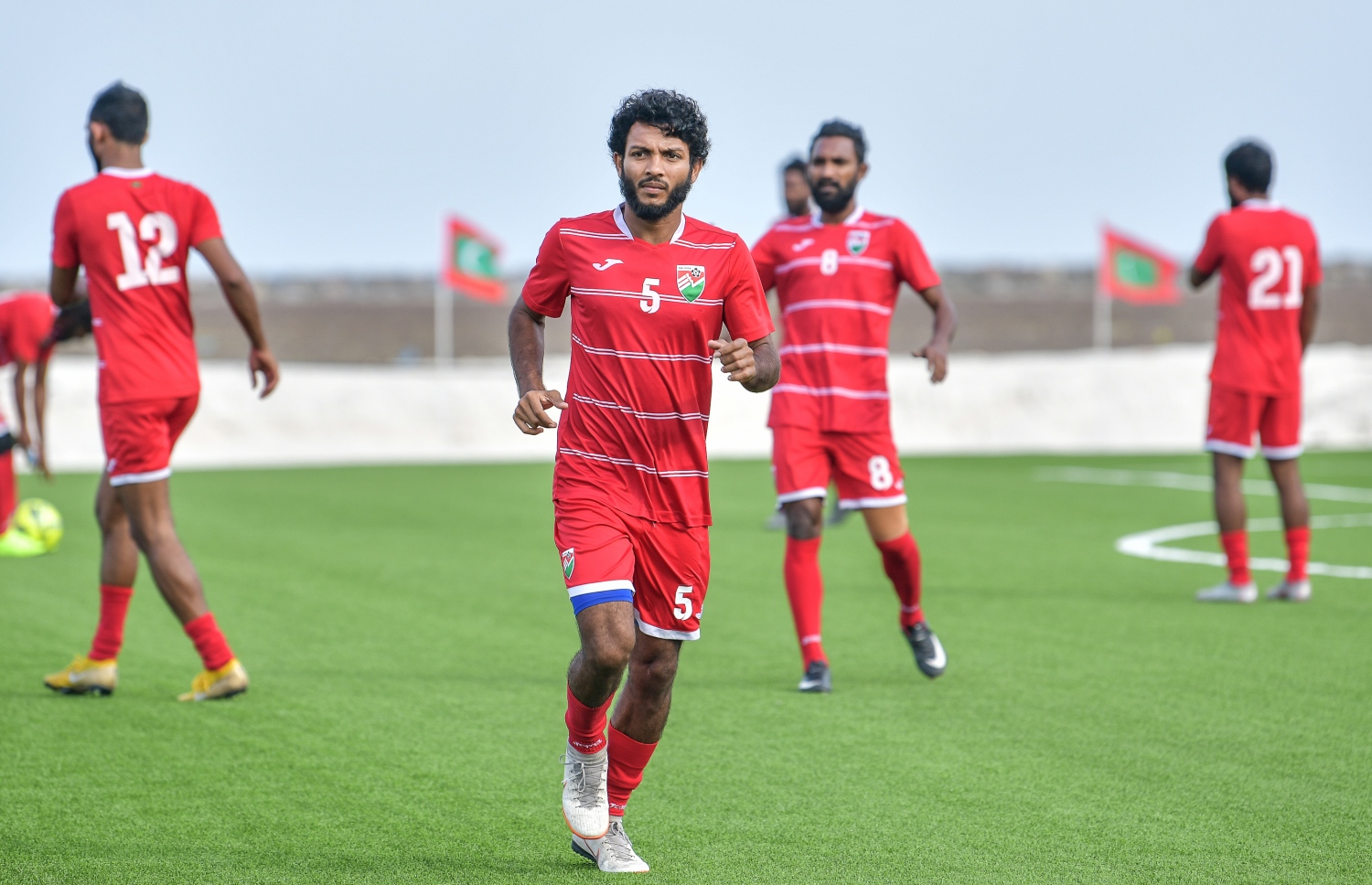 ގައުމީ ޓީމުން އޭދަފުށީ ޓާފް ދަނޑު ހުޅުވުމުގެ ގޮތުން ކުޅުނު މެޗުގެ ތެރެއިން ކުރޯ. -- ފޮޓޯ: ނިޝާން އަލީ/ މިހާރު