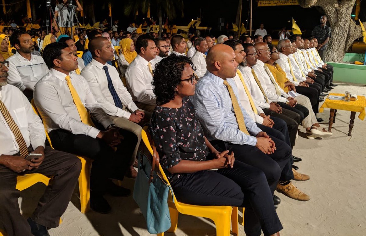 ވެލިދޫގައި އެމްޑީޕީން މިރޭ ބޭއްވި މަޖިލިސް ކެމްޕެއިން ޖަލްސާގައި ބައިވެރިވެވަޑައިގެންނެވި ބައެއް ބޭފުޅުން.-- ފޮޓޯ: އެމްޑީޕީ