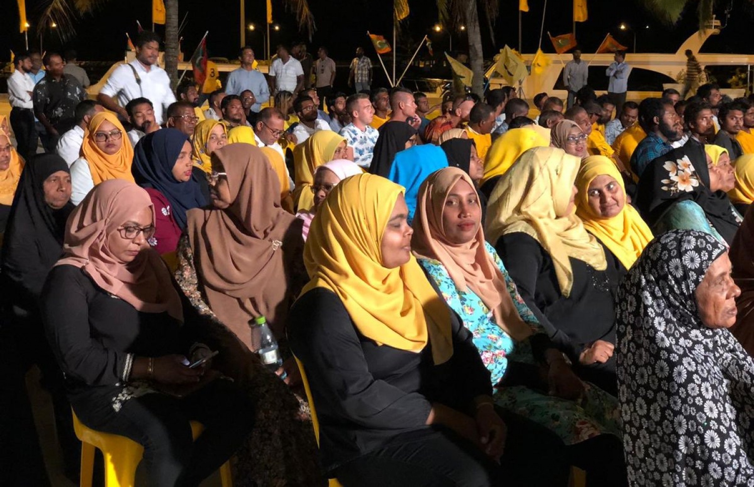 ވެލިދޫގައި މިރޭ ބޭއްވި ޖަލްސާގައި ބައިވެރިވި ބައެއް މީހުން.-- ފޮޓޯ: އެމްޑީޕީ