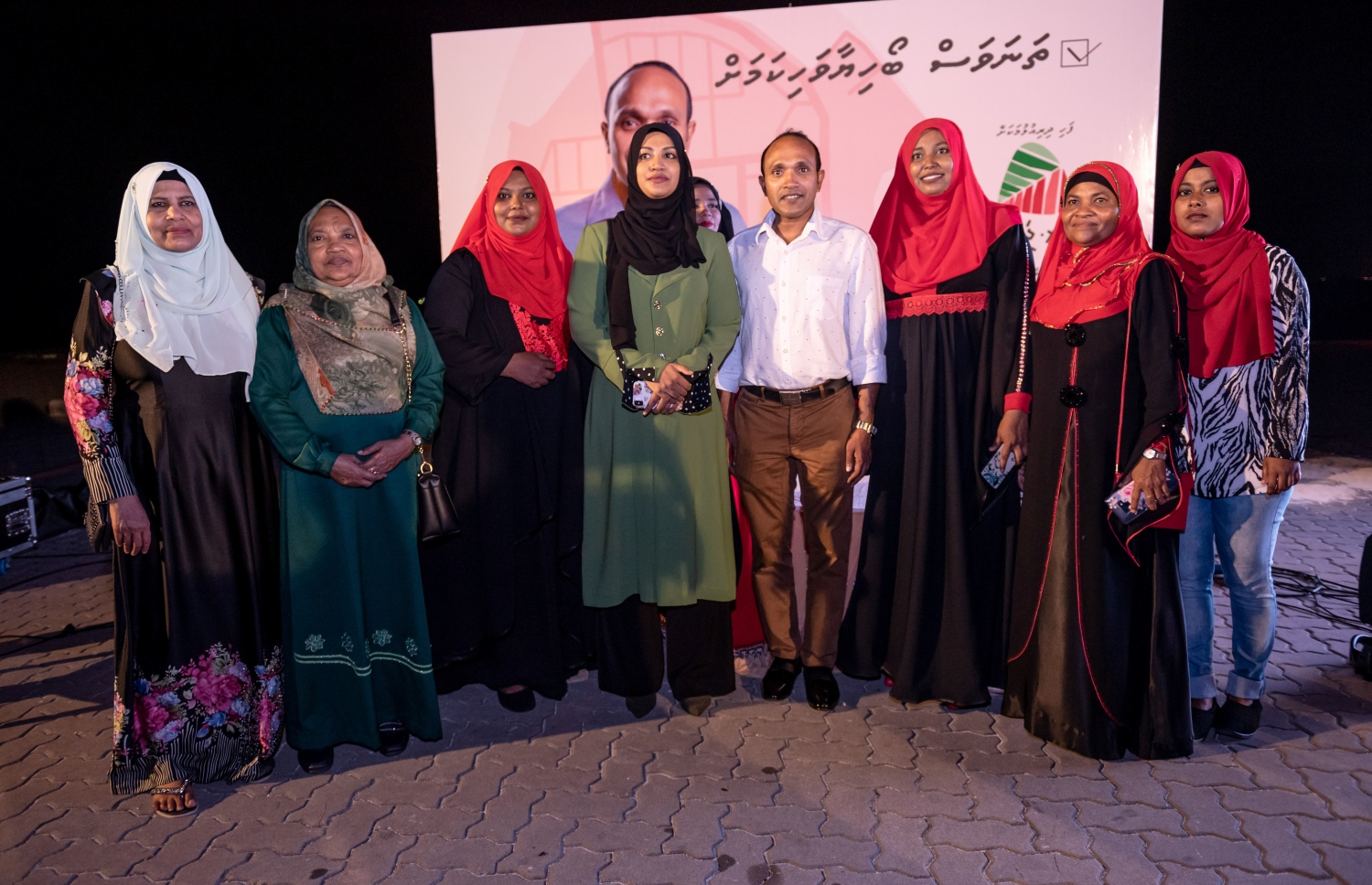 ވިލިމާލެ: މާޗް 15، 2019- ރައްޔިތުންގެ މަޖިލިހުގެ އިންތިޚާބުގައި ވިލިމާލެ ދާއިރާ އަށް ވާދަކުރައްވާ ކުރީގެ ނައިބު ރައީސް ޑރ. މުހައްމަދު ޖަމީލް، އެ ދާއިރާއާ ގުޅޭ ގޮތުން ގެންގުޅުއްވާ ތަސައްވުރު އިފްތިތާހު ކުރުމަށް ވިލިމާލޭގައި ބޭއްވި ޖަލްސާގައި ޑރ. ޖަމީލާއި ޓްރާންސްޕޯޓް މިނިސްޓަރު އާއިޝަތު ނަހުލާއާ އެކު ސަޕޯޓަރުންތަކެއް ފޮޓޯއެއް ނަންގަވަނީ.