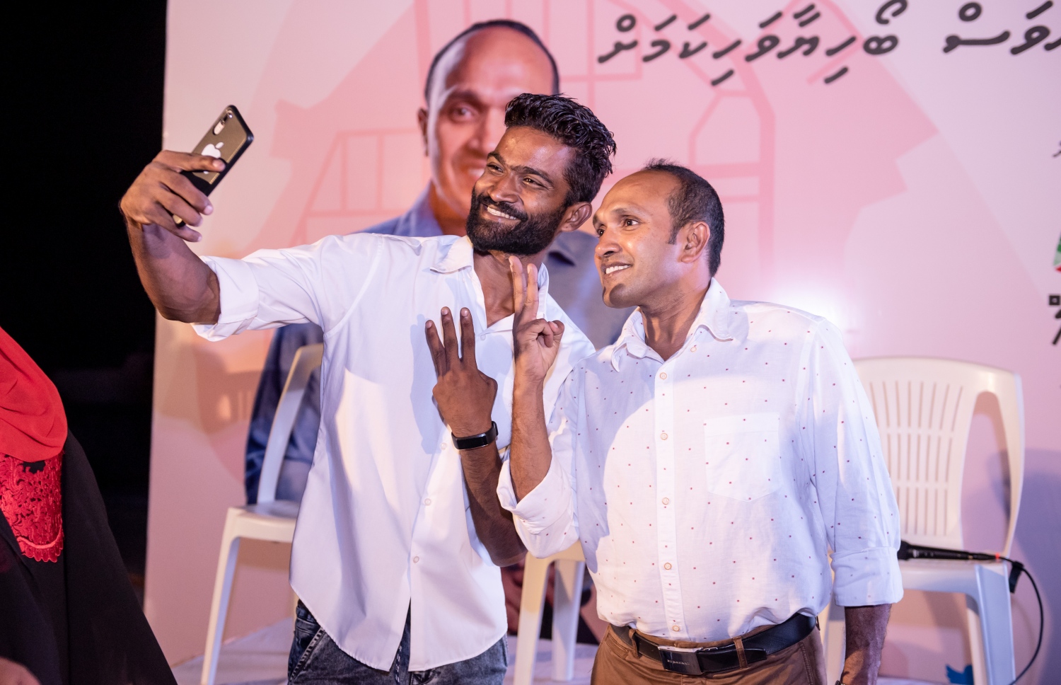 ވިލިމާލެ: މާޗް 15، 2019- ރައްޔިތުންގެ މަޖިލިހުގެ އިންތިޚާބުގައި ވިލިމާލެ ދާއިރާ އަށް ވާދަކުރައްވާ ކުރީގެ ނައިބު ރައީސް ޑރ. މުހައްމަދު ޖަމީލް، އެ ދާއިރާއާ ގުޅޭ ގޮތުން ގެންގުޅުއްވާ ތަސައްވުރު އިފްތިތާހު ކުރުމަށް ބޭއްވި ޖަލްސާއަށް ފަހު، އެމަނިކުފާނާ އެކު ސަޕޯޓަރަކު ސެލްފީއެއް ނަގަނީ.