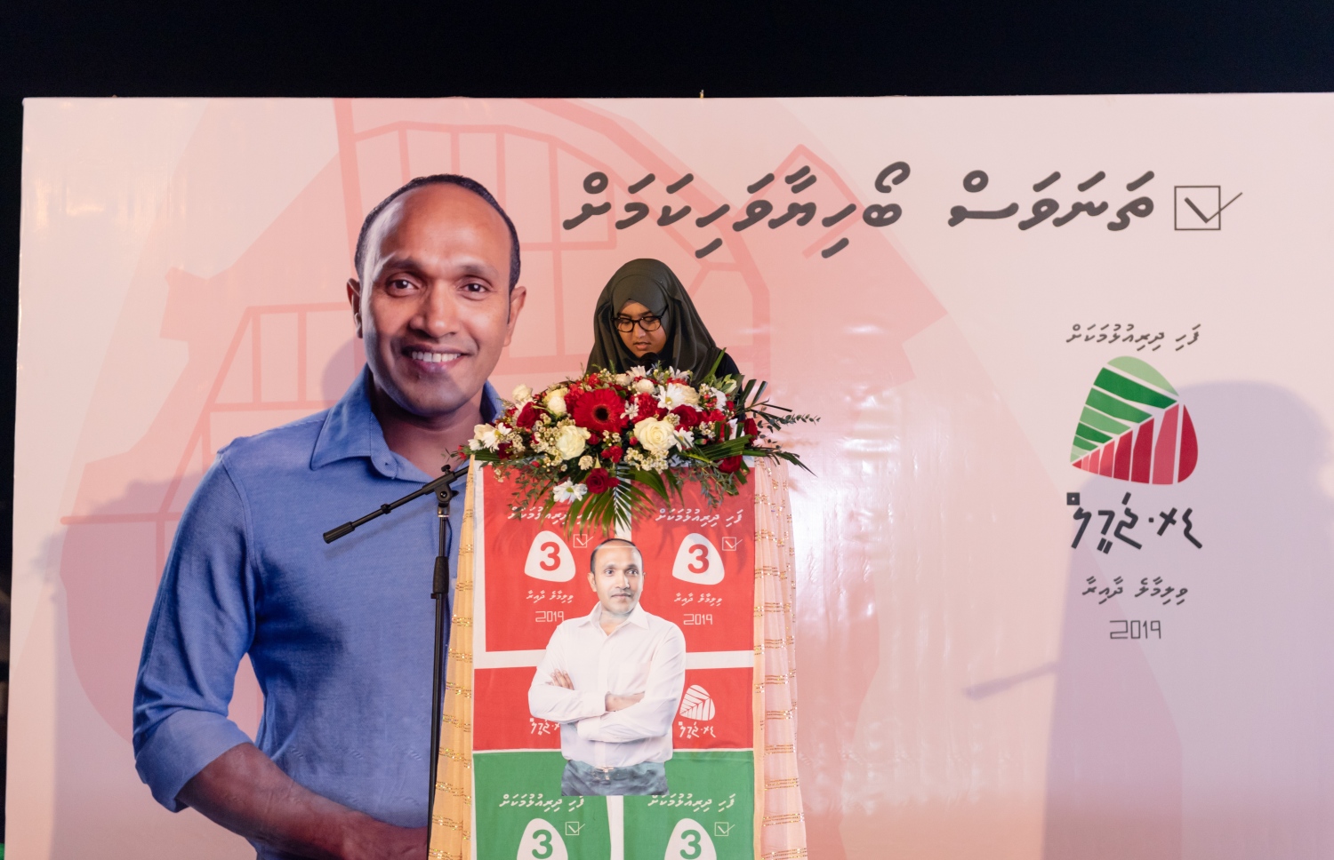 ވިލިމާލެ: މާޗް 15، 2019- ރައްޔިތުންގެ މަޖިލިހުގެ އިންތިޚާބުގައި ވިލިމާލެ ދާއިރާ އަށް ވާދަކުރައްވާ ކުރީގެ ނައިބު ރައީސް ޑރ. މުހައްމަދު ޖަމީލް، އެ ދާއިރާއާ ގުޅޭ ގޮތުން ގެންގުޅުއްވާ ތަސައްވުރު އިފްތިތާހު ކުރުމަށް ވިލިމާލޭގައި ބޭއްވި ޖަލްސާގެ ތެރެއިން.