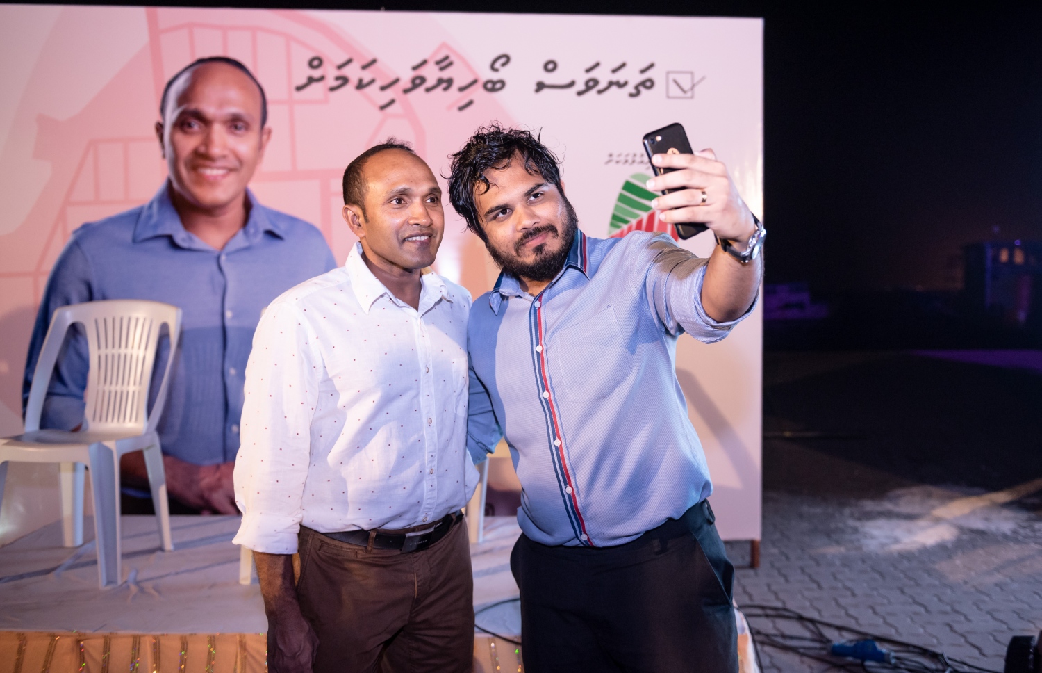 ވިލިމާލެ: މާޗް 15، 2019- ރައްޔިތުންގެ މަޖިލިހުގެ އިންތިޚާބުގައި ވިލިމާލެ ދާއިރާ އަށް ވާދަކުރައްވާ ކުރީގެ ނައިބު ރައީސް ޑރ. މުހައްމަދު ޖަމީލް، އެ ދާއިރާއާ ގުޅޭ ގޮތުން ގެންގުޅުއްވާ ތަސައްވުރު އިފްތިތާހު ކުރުމަށް ބޭއްވި ޖަލްސާއަށް ފަހު، އެމަނިކުފާނާ އެކު ސަޕޯޓަރަކު ސެލްފީއެއް ނަގަނީ.