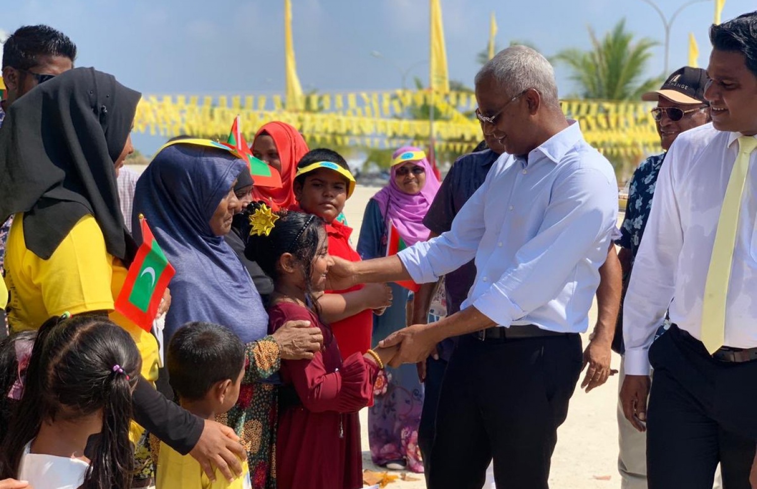 ރައީސް އިބްރާހީމް މުހައްމަދު ސޯލިހް ނ.ކެނދިކުޅުދުއަށް ވަޑައިގެންނެވުމުން ސަޕޯޓަރުން މަރުހަބާ ދަންނަވަނީ. ފޮޓޯ: އެމްޑީޕީ ސެކްރެޓޭރިއަޓް