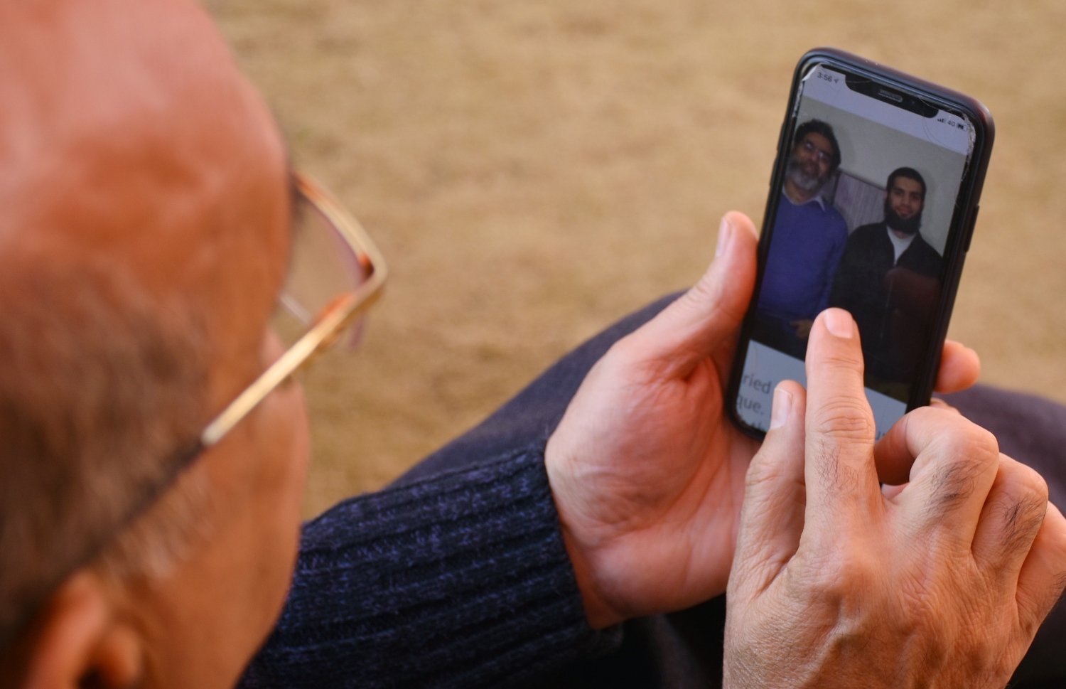 ކްރައިސްޗާޗް ހަމަލާގައި މަރުވި ނައީމް ރާޝިދު އާއި އޭނާގެ ދަރިފުޅު ތަލްހާ ނައީމްގެ ފޮޓޯއެއް އާއިލާ މީހަކު ދައްކާލަނީ. --ފޮޓޯ:އޭއެފްޕީ