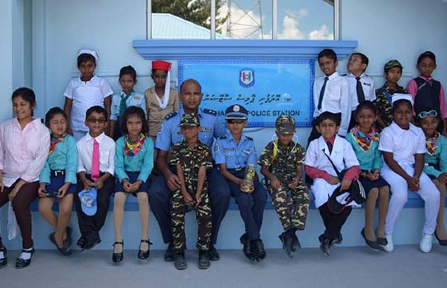 ބ. އަތޮޅު ތައުލީމީ މަރުކަޒުން ބޭއްވި ކެރިއަ ޑޭގައި ދަރިވަރުންތަކެއް އެކި ޕްރޮފެޝަންގެ ޔުނީފޯމުގައި: އާ މަންހަޖުން ދަރިވަރުންނަށް އެހީތަކެއް ވެދޭނެ -- ފޮޓޯ: އޭދަފުށީ ޓައިމްސް