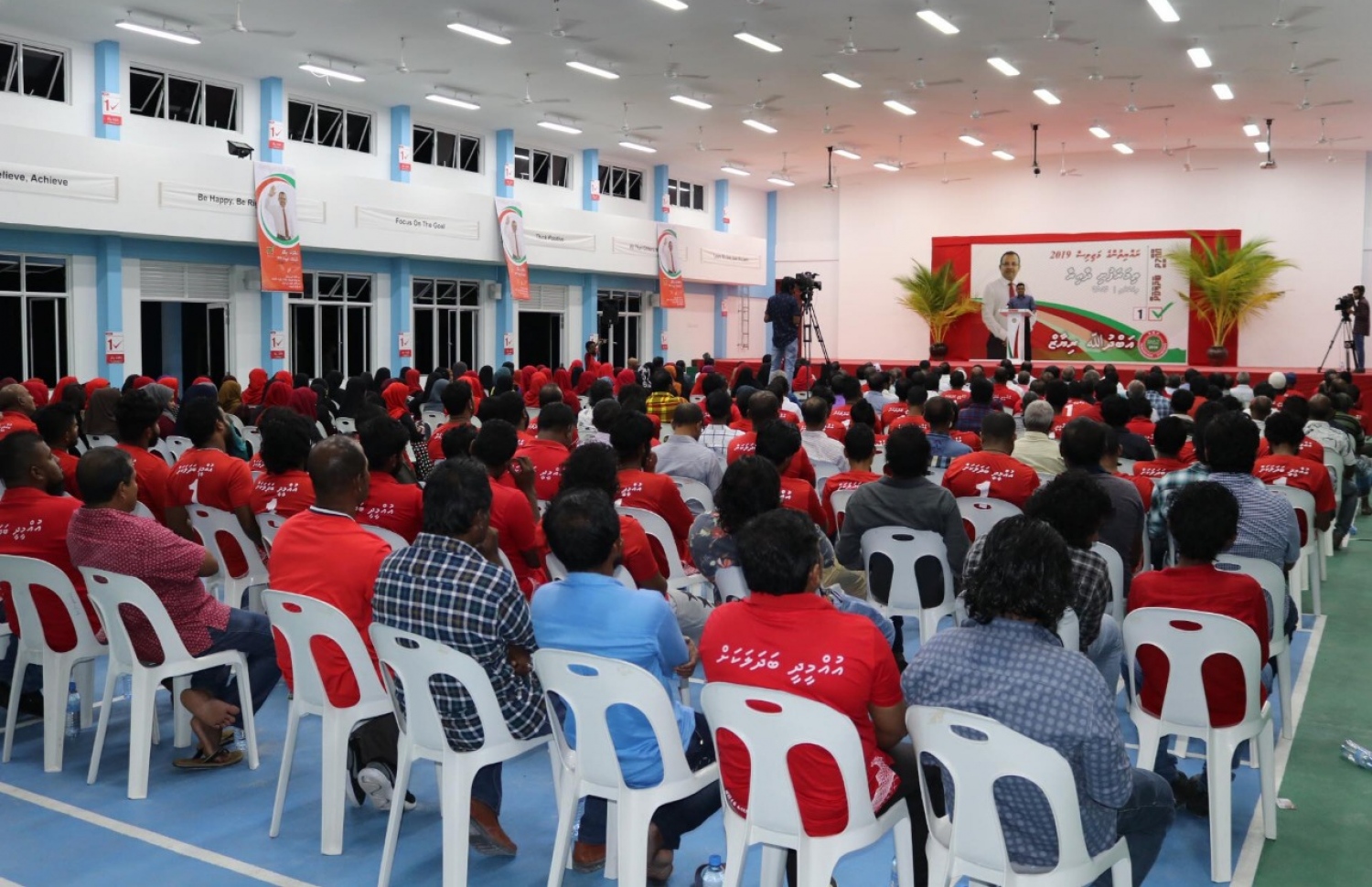 ރިޔާޒުގެ ކެމްޕެއިން ޖަލްސާ: ކުރީގެ ސަރުކާރަށް ނޫނެކޭ ބުނި ސަބަބު ހަނދާން ކުރަން ޖެހޭ ކަމަށް ނައިބު ރައީސް ވިދާޅުވި-- ފޮޓޯ: އަބްދުﷲ ރިޔާޒް ފޭސްބުކް