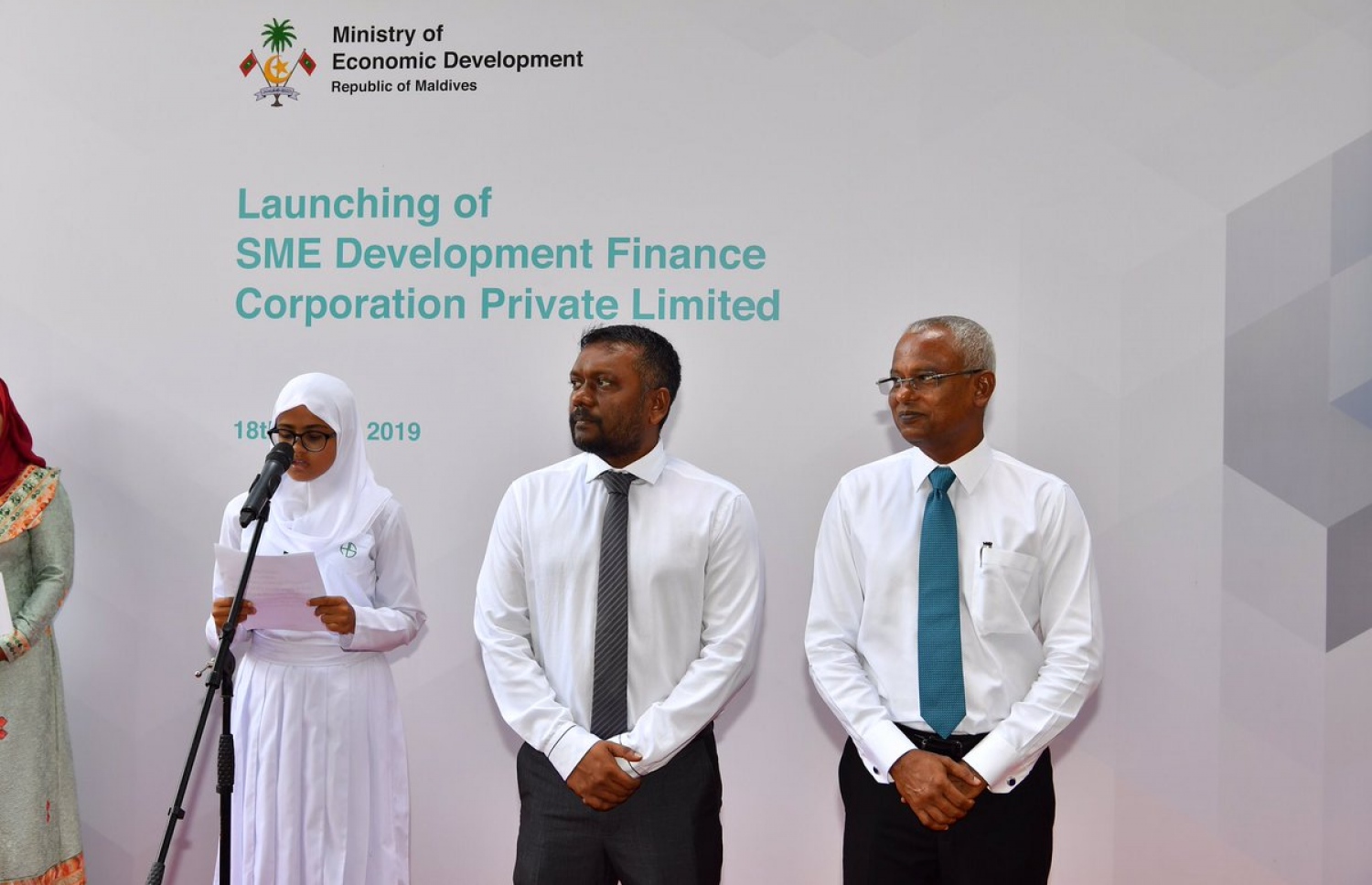 އެސްއެމްއީ ބޭންކު ހުޅުވުމުގެ ރަސްމިއްޔާތުގައި ރައީސް އިބްރާހިމް މުހައްމަދު ސޯލިހާއި އިކޮނޮމިކް މިނިސްޓަރު ފައްޔާޒް އިސްމާއިލް-- ފޮޓޯ: ރައީސް އޮފީސް