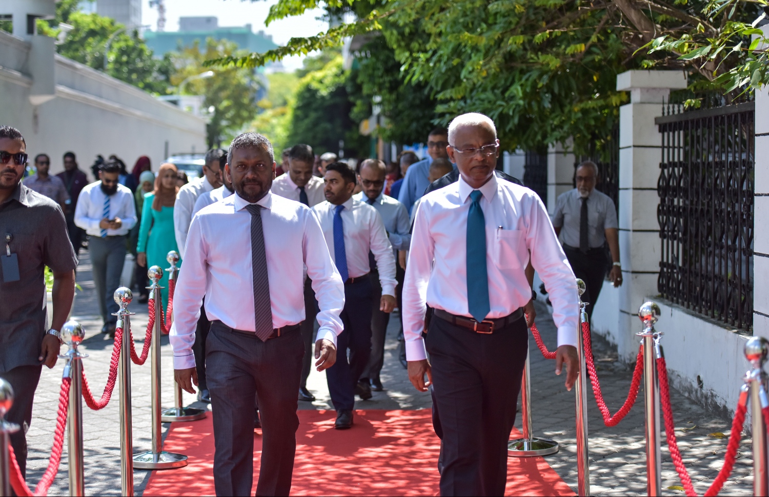 މާލެ: މާޗް 18، 2019- އެސްއެމްއީ ޑިވެލޮޕްމެންޓް ފައިނޭންސް ކޯޕަރޭޝަން (އެސްޑީއެފްސީ) އިފްތިތާހުކުރުގެ ރަސްމިއްޔާތަށް ރައީސް އިބްރާހިމް މުހައްމަދު ސޯލިހް އަދި އިކޮނޮމިކް މިނިސްޓަރު ފައްޔާޒް ވަޑައިގަންނަވަނީ---ފޮޓޯ: ހުސައިން ވަހީދު/މިހާރު