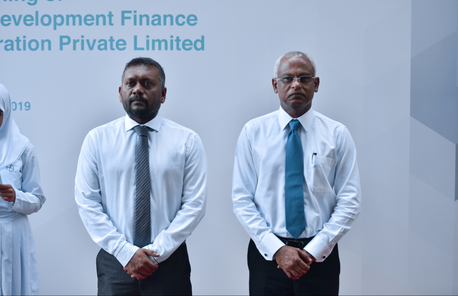މާލެ: މާޗް 18، 2019- އެސްއެމްއީ ޑިވެލޮޕްމެންޓް ފައިނޭންސް ކޯޕަރޭޝަން (އެސްޑީއެފްސީ) އިފްތިތާހުކުރުގެ ރަސްމިއްޔާތުގައި ރައީސް އިބްރާޙިމް މުހައްމަދު ސޯލިހް އަދި އިކޮނޮމިކް މިނިސްްޓަރު ފައްޔާޒް ބައިވެރިވެވަޑައިގަންނަވަނީ.---ފޮޓޯ: ހުސައިން ވަހީދު/މިހާރު