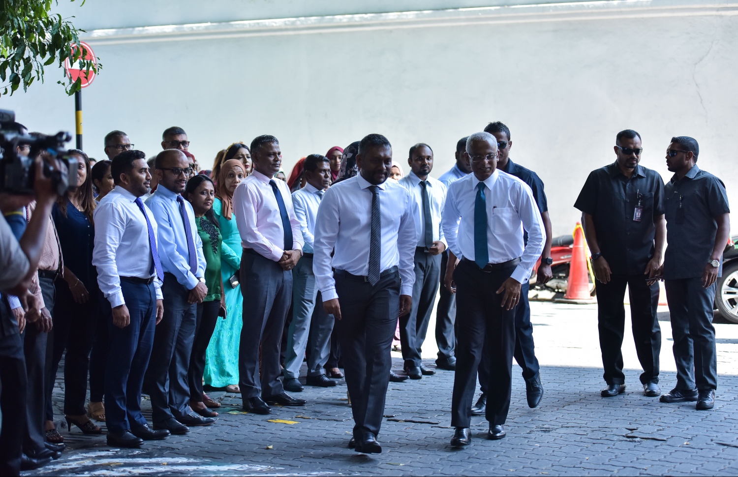 މާލެ: މާޗް 18، 2019- އެސްއެމްއީ ޑިވެލޮޕްމެންޓް ފައިނޭންސް ކޯޕަރޭޝަން (އެސްޑީއެފްސީ) އިފްތިތާހުކުރުގެ ރަސްމިއްޔާތުގައި ރައީސް އިބްރާޙިމް މުހައްމަދު ސޯލިހް އަދި އިކޮނޮމިކް މިނިސްްޓަރު ފައްޔާޒް ބައިވެރިވެވަޑައިގަންނަވަނީ.---ފޮޓޯ: ހުސައިން ވަހީދު/މިހާރު