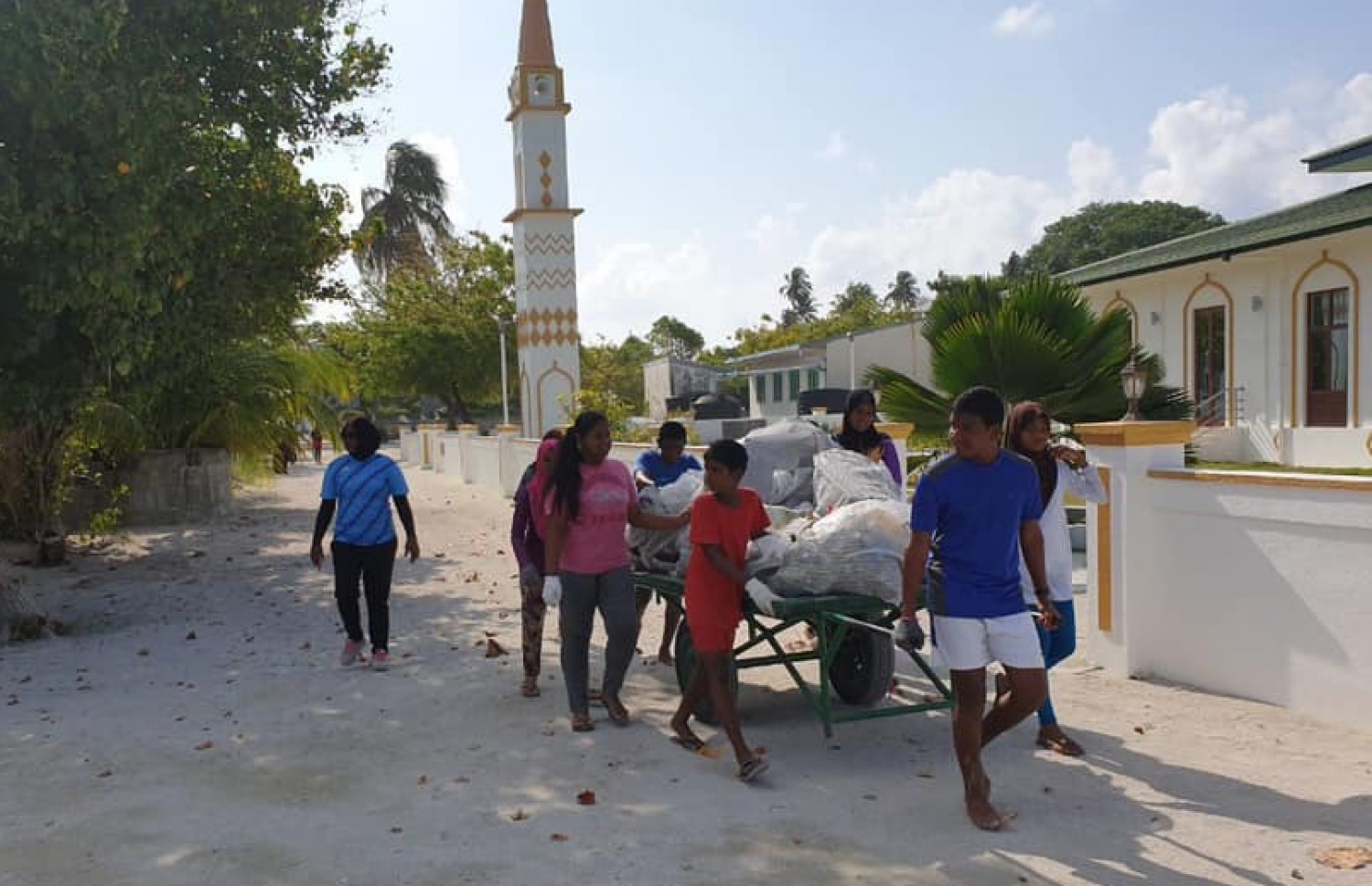 ކެޔޮދޫ ސްކޫލުން ކުރިއަށް ގެންދާ ޕްލާސްޓިކް ރިސައިކަލް ކުރުމުގެ ހަރަކާތުގައި ޕްލާސްޓިކް އެއްކުރަނީ-- ފޮޓޯ: ކެޔޮދޫ ސްކޫލް