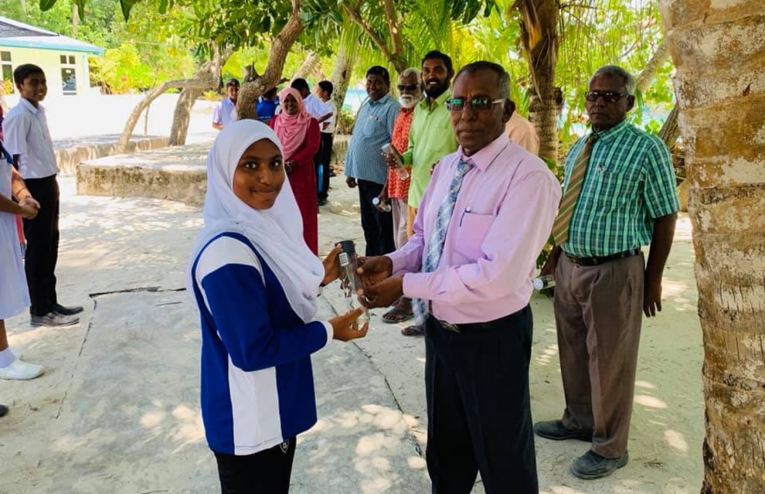 ޕްލާސްޓިކާ ދެކޮޅަށް ކެޔޮދޫ ސްކޫލުން ކުރާ މަސައްކަތްތަކުގެ ތެރެއިން ބިއްލޫރި ފުޅި ދަރިވަރުންނާ ހަވާލުކުރުން-- ފޮޓޯ: ކެޔޮދޫ ސްކޫލް