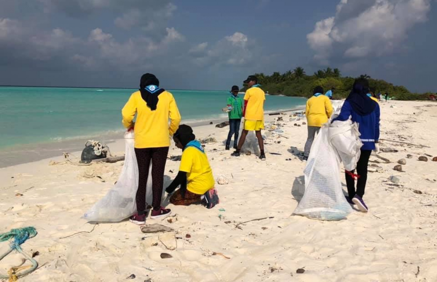 ކެޔޮދޫ ސްކޫލުގެ ދަރިވަރުން ޕްލާސްޓިކް ހޮވާ ސާފުކުރުމުގެ މަސައްކަތުގައި-- ފޮޓޯ: ކެޔޮދޫ ސްކޫލް