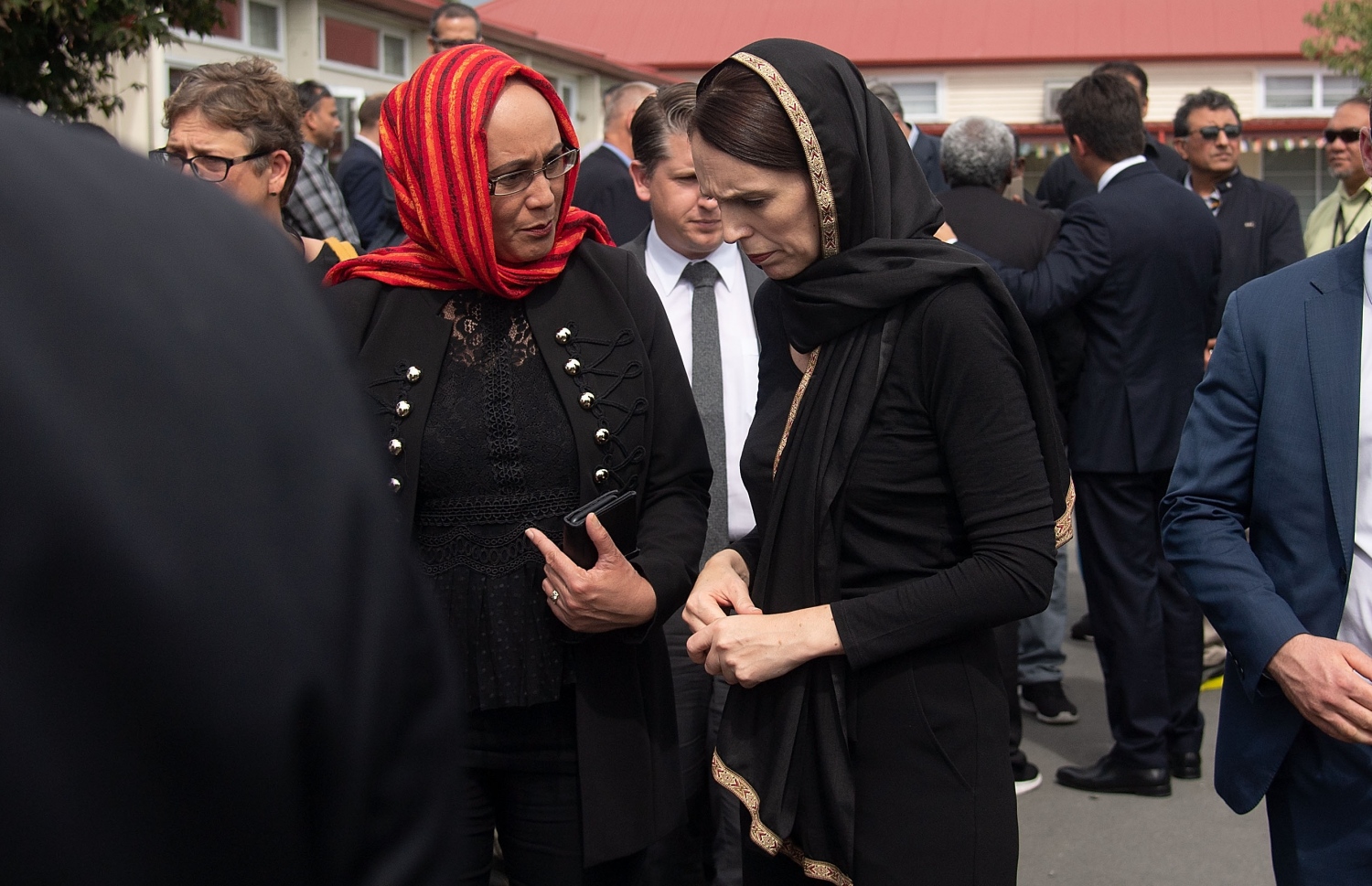 ނިއު ޒީލެންޑުގެ ބޮޑު ވަޒީރު ޖަސިންޑާ އާޑާން (ކ) މުސްލިމުންނާ ބައްދަލު ކުރައްވަނީ. --ފޮޓޯ:އޭއެފްޕީ